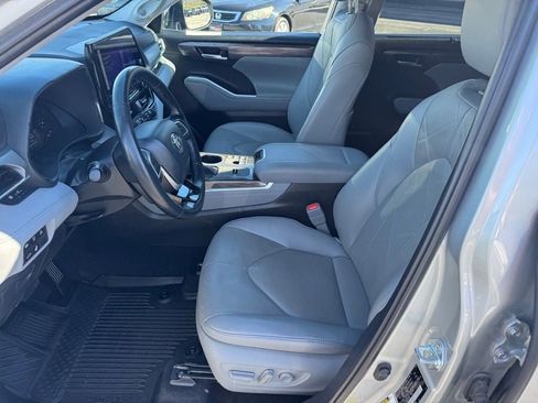 Used 2024 Toyota Highlander Platinum image 12