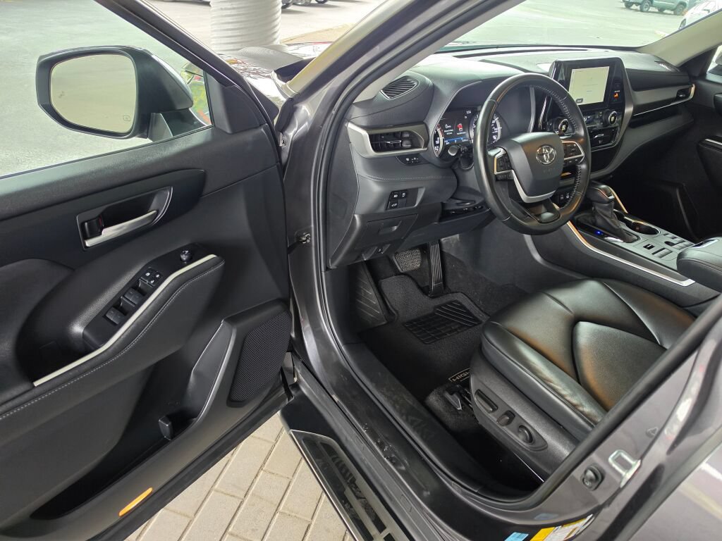 Used 2023 Toyota Highlander XLE AWD/4WD image 22