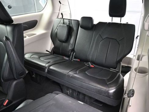 Used 2024 Chrysler Pacifica Limited FWD image 18