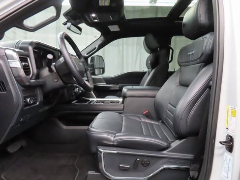 Used 2025 Ford F250 Platinum w/ FX4 Off-Road Package image 11