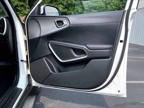 Used 2025 Kia Soul LX FWD image 21
