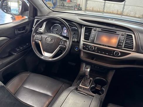 Used 2019 Toyota Highlander XLE FWD image 34