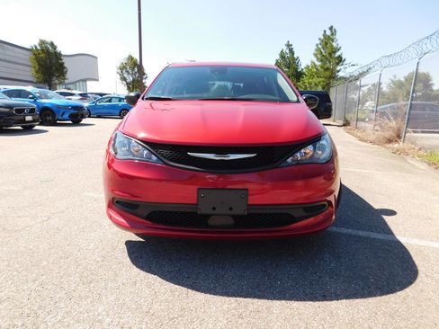 Used 2024 Chrysler Voyager LX FWD image 3