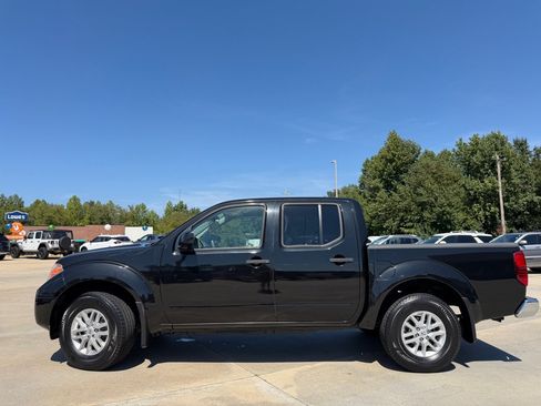 Used 2017 Nissan Frontier SV w/ SV Value Truck Package AWD/4WD image 3