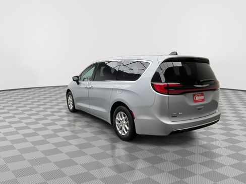 Used 2024 Chrysler Pacifica Touring-L image 36