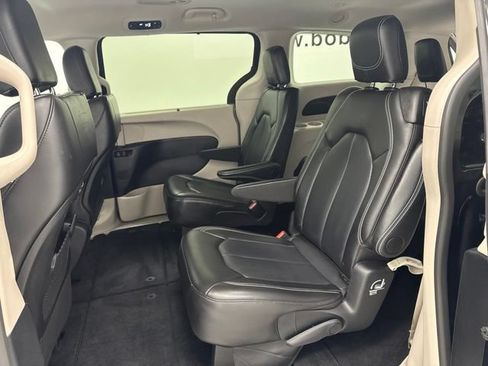 Used 2024 Chrysler Pacifica Touring-L FWD image 26