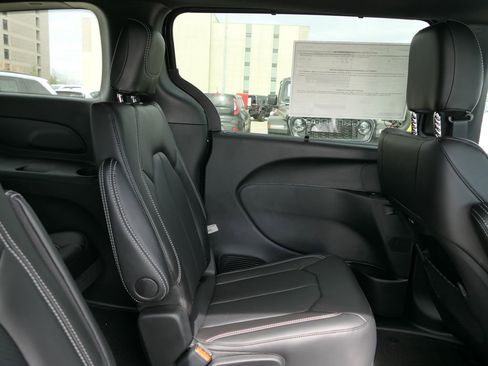 New 2026 Chrysler Pacifica Select image 19