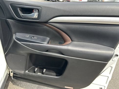 Used 2018 Toyota Highlander XLE AWD/4WD image 38