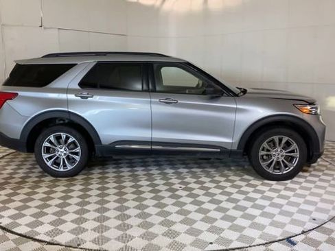Used 2022 Ford Explorer XLT w/ Equipment Group 202A AWD/4WD image 4
