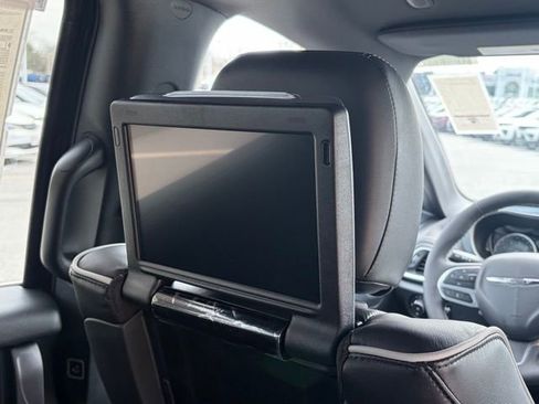 New 2026 Chrysler Pacifica Limited w/ Uconnect Theater Family Group FWD image 34