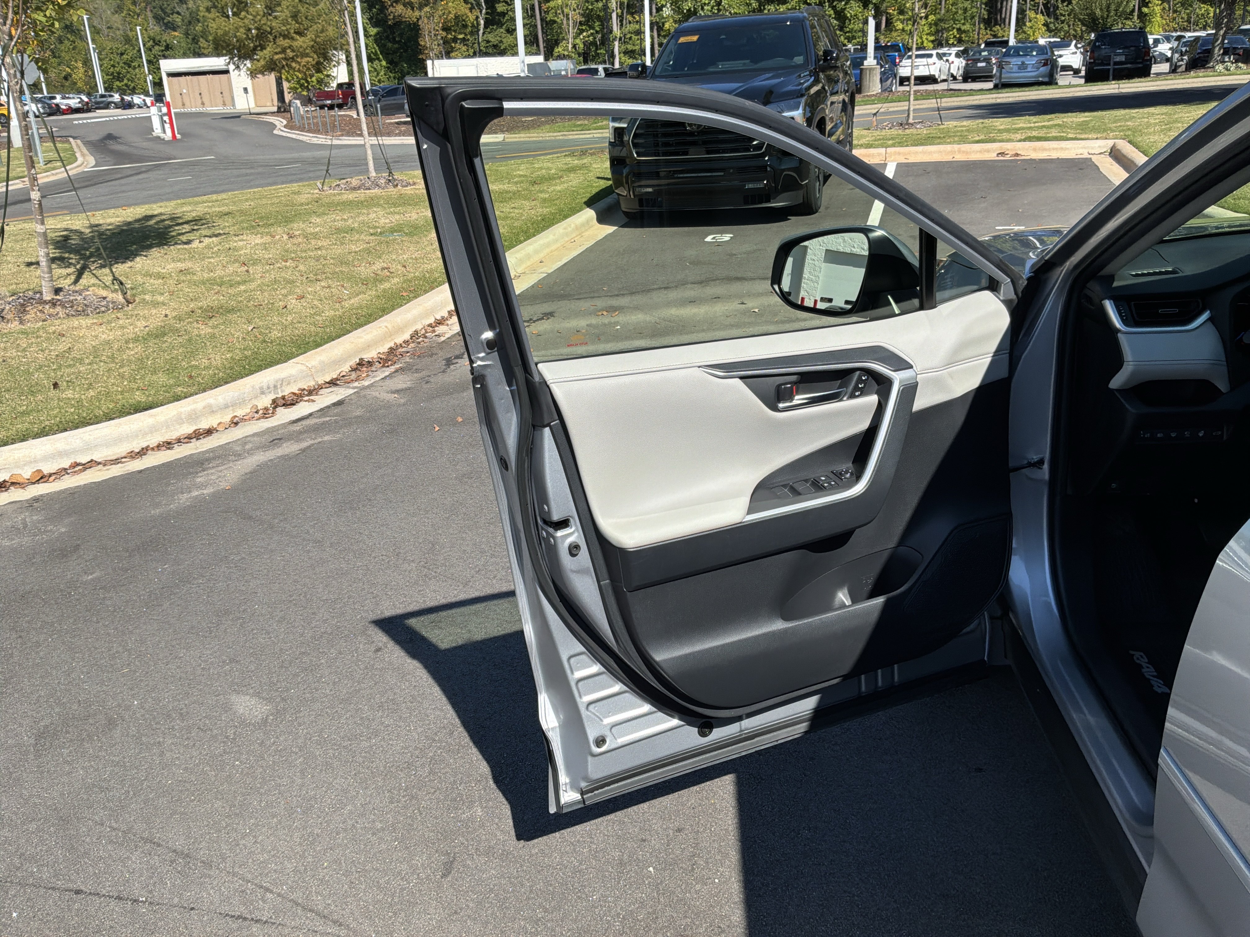 Used 2019 Toyota RAV4 Limited AWD/4WD image 14
