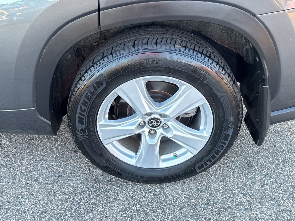 Used 2022 Toyota Highlander LE AWD/4WD image 44