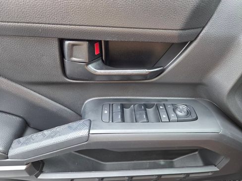 Used 2025 Toyota Tacoma SR5 AWD/4WD image 26