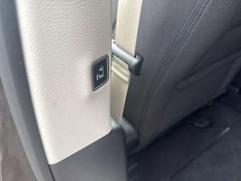 Used 2021 Chrysler Pacifica Touring image 18