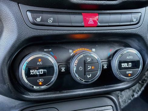 Used 2015 Jeep Renegade Latitude w/ Popular Equipment Group FWD image 14