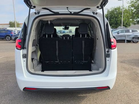 Used 2022 Chrysler Pacifica Touring-L FWD image 10
