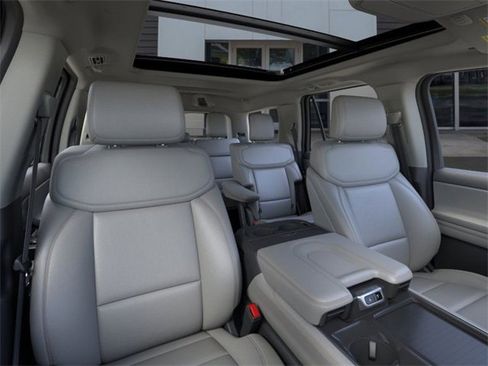 New 2025 Ford Expedition Active image 10