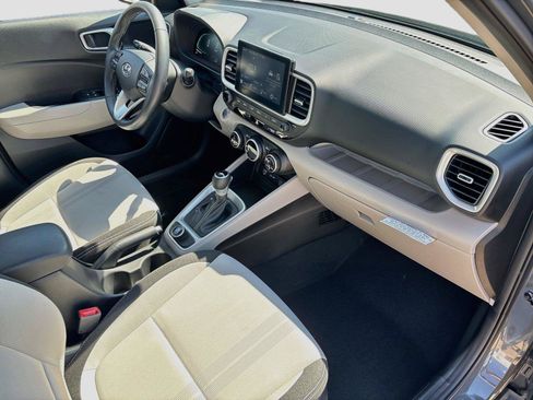 Certified 2025 Hyundai Venue SEL FWD image 28