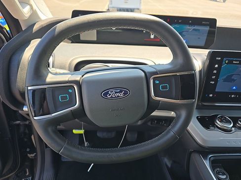 Used 2025 Ford Expedition Active AWD/4WD image 13
