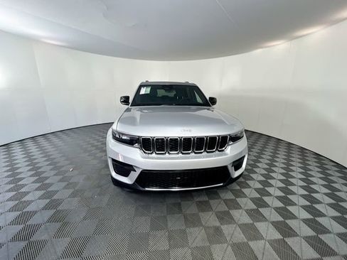 New 2025 Jeep Grand Cherokee Laredo w/ Luxury Tech Group I image 3