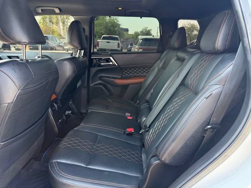 Used 2023 Mitsubishi Outlander 4WD Plug-In Hybrid image 10