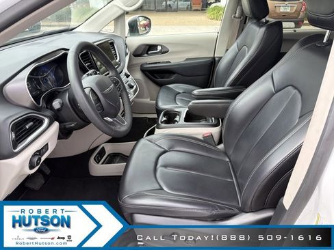 Used 2023 Chrysler Pacifica Touring-L FWD image 18