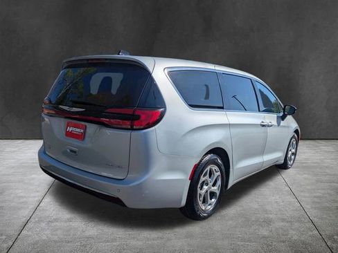 Used 2024 Chrysler Pacifica Limited image 4