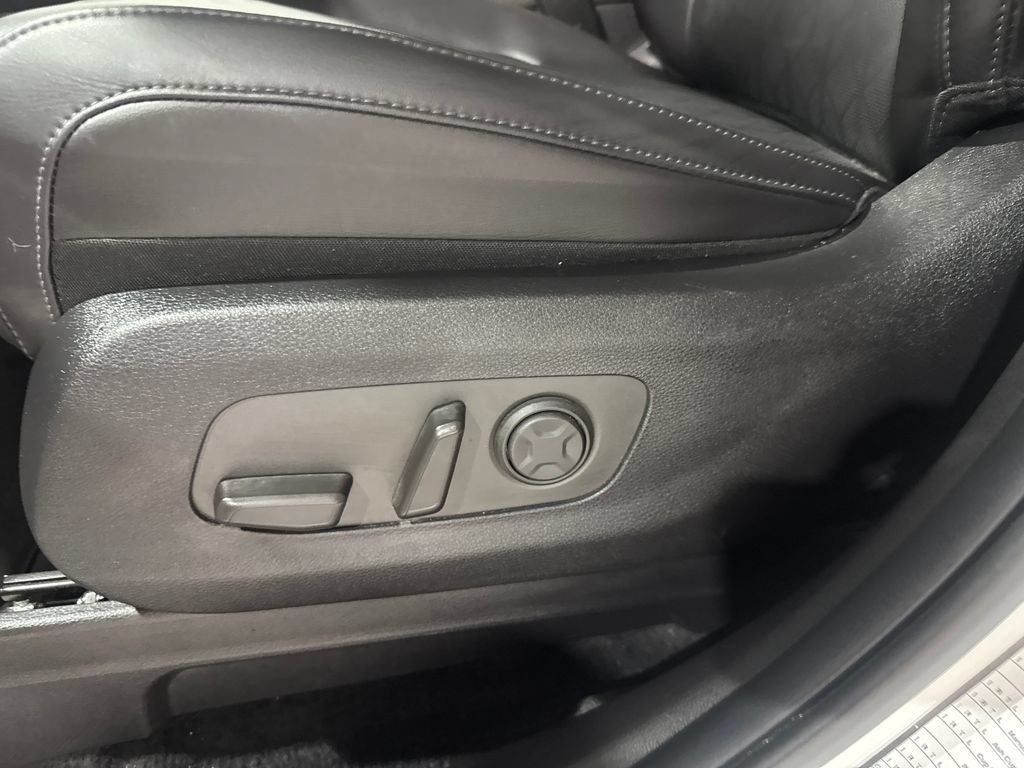 Used 2025 Kia Carnival FWD image 19