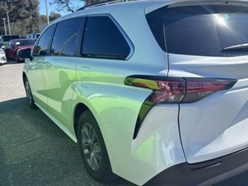 Used 2022 Toyota Sienna XLE image 2