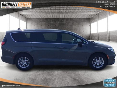 Used 2025 Chrysler Pacifica Select FWD image 4