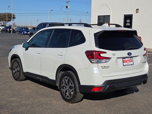 Used 2020 Subaru Forester Premium image 3