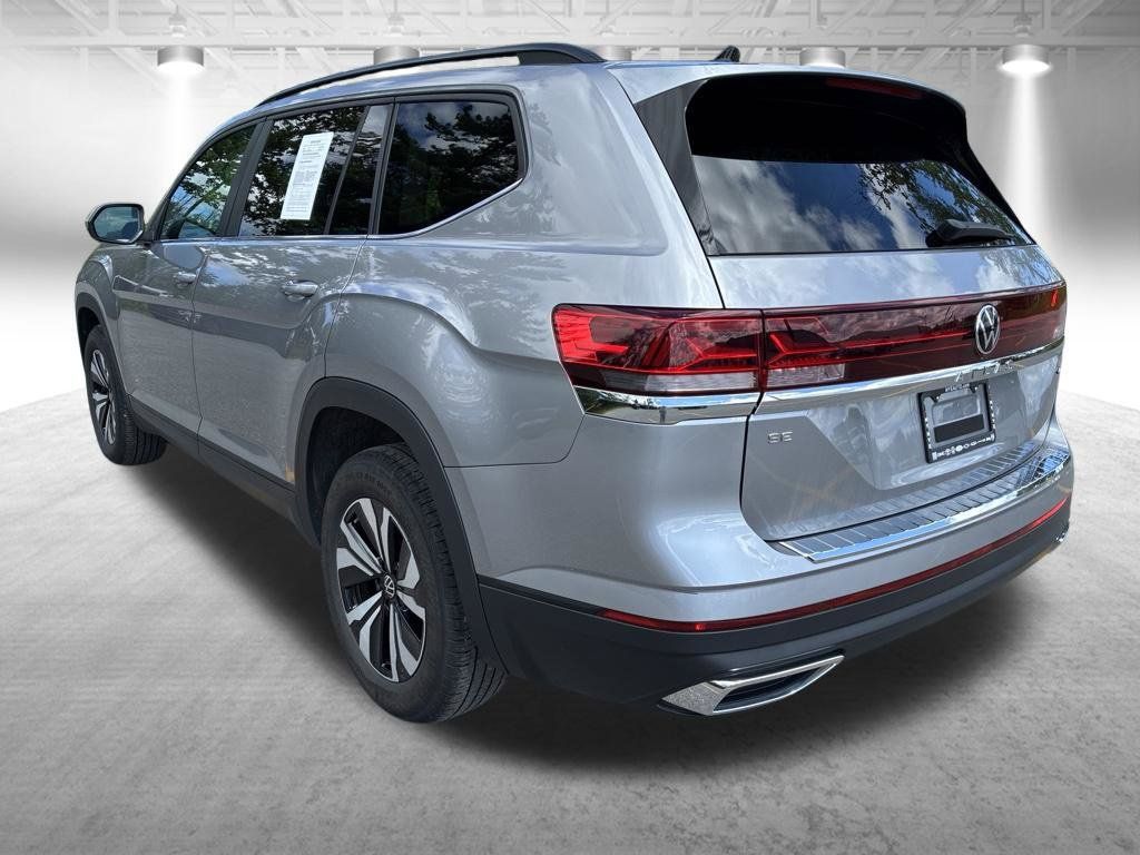 Used 2024 Volkswagen Atlas SE AWD/4WD image 3