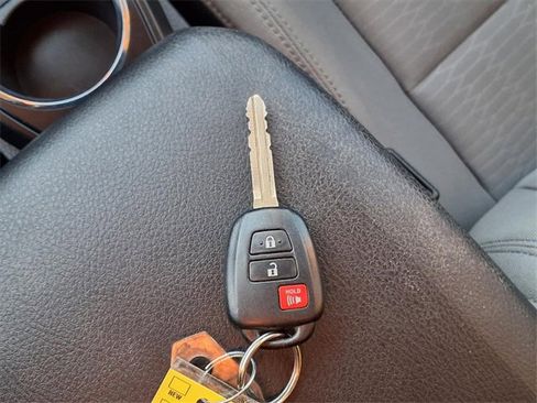 Used 2019 Toyota Tacoma SR image 11