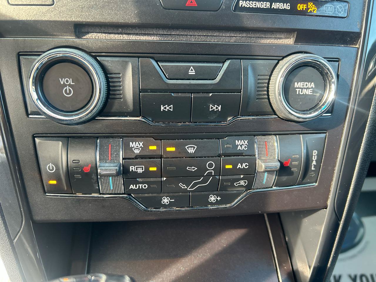 Used 2018 Ford Explorer XLT w/ Equipment Group 202A FWD image 21