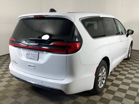 Used 2024 Chrysler Pacifica Touring-L FWD image 17