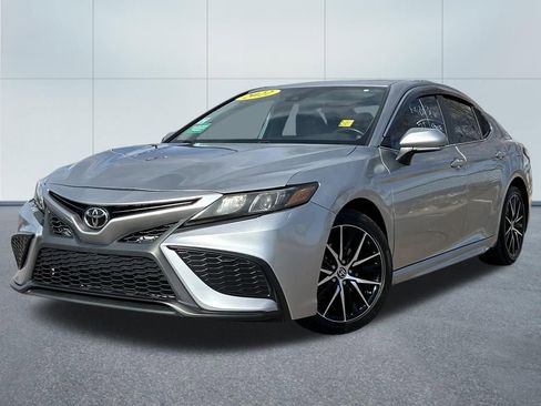 Used 2022 Toyota Camry SE image 1