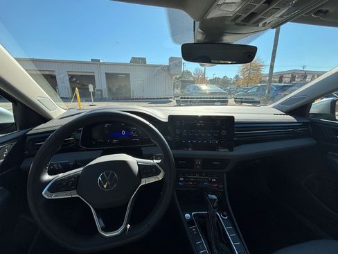 Used 2025 Volkswagen Jetta SE image 33