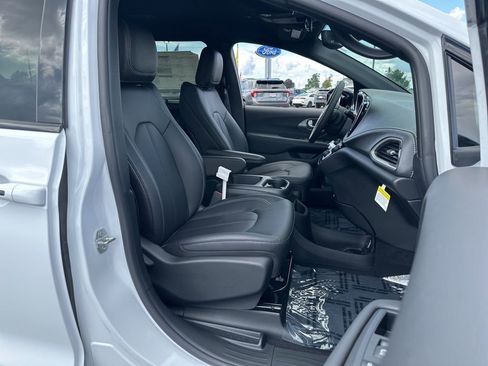 New 2026 Chrysler Pacifica Select image 27