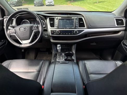 Used 2017 Toyota Highlander XLE AWD/4WD image 19