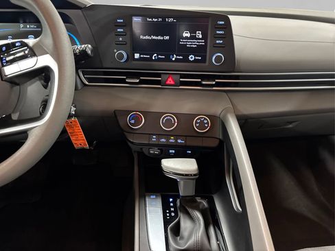 New 2025 Hyundai Elantra SE FWD image 19