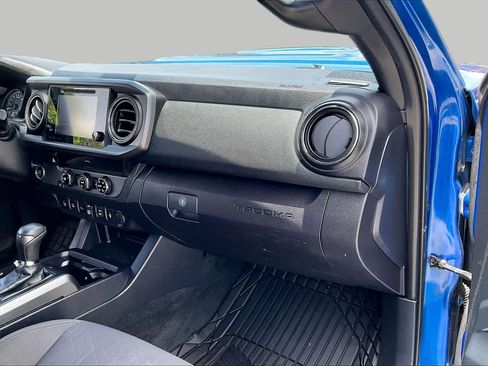 Used 2018 Toyota Tacoma TRD Sport w/ Technology Package RWD image 17