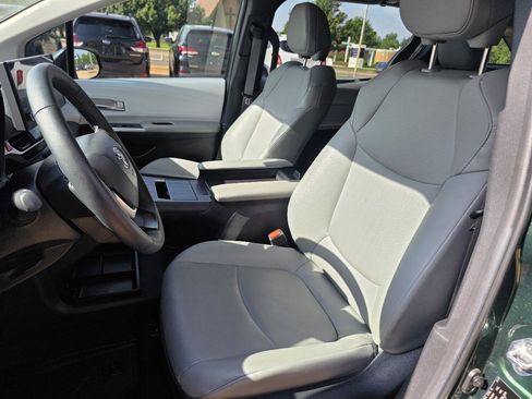 Used 2025 Toyota Sienna XLE FWD image 13