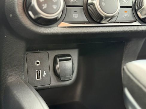 Used 2020 Nissan Versa SV image 32
