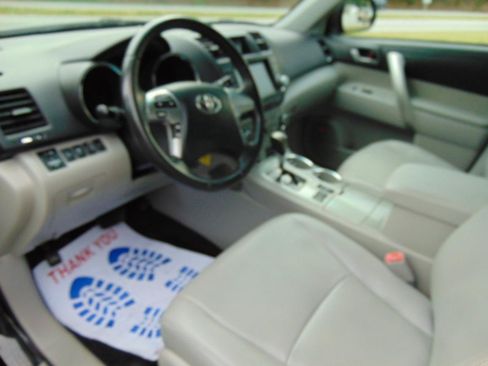 Used 2012 Toyota Highlander SE w/ Tow Pkg AWD/4WD image 16
