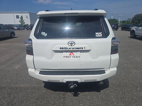 Used 2022 Toyota 4Runner SR5 Premium w/ Moonroof Package AWD/4WD image 6