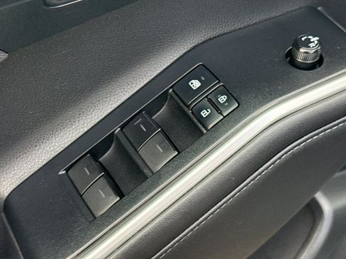 Used 2020 Toyota Highlander LE AWD/4WD image 12