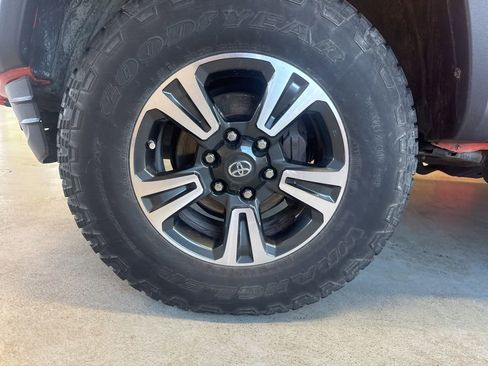 Used 2016 Toyota Tacoma TRD Sport w/ Towing Package image 44