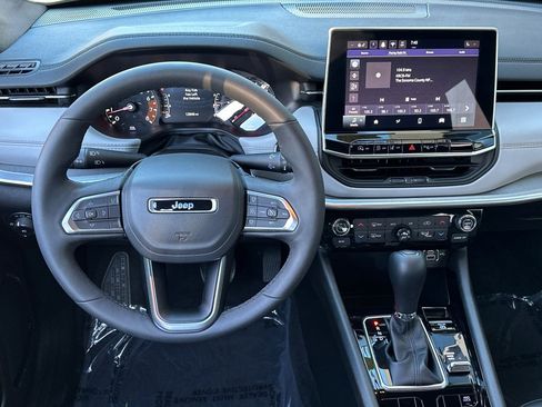 Used 2025 Jeep Compass Limited image 16