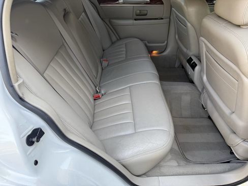 Used 2003 Lincoln Town Car Signature RWD image 14
