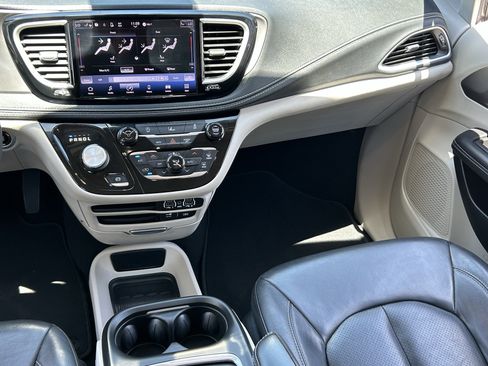 Used 2022 Chrysler Pacifica Touring-L FWD image 14